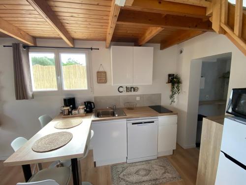 Η κουζίνα ή μικρή κουζίνα στο Tiny house proche de la Plage