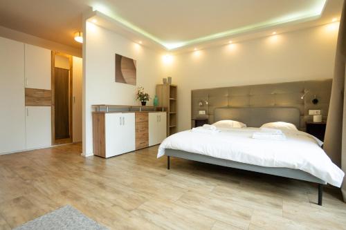 EasyStay Studio with Queen-Size Bed, Self Check-in K6