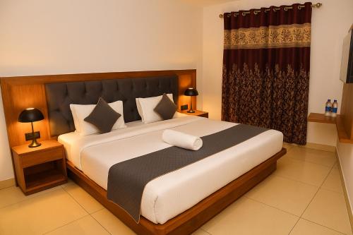 Un dormitorio con una cama grande en una habitación. en Hotel Elegance, Katra, en Katra