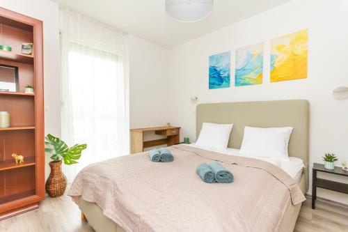 2BR Lakeside Haven w AC by NW