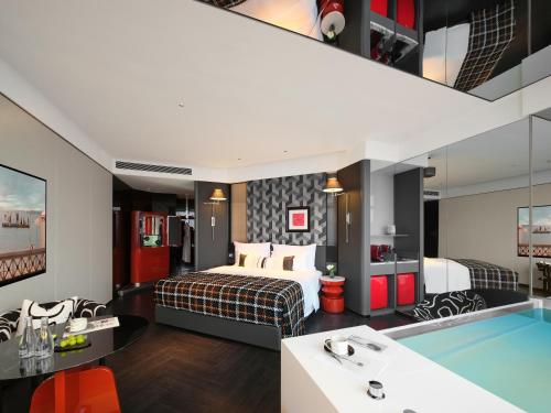 Cama o camas de una habitación en ISEYA Panoramic Hotel Changsha Wuyi Square Flagship