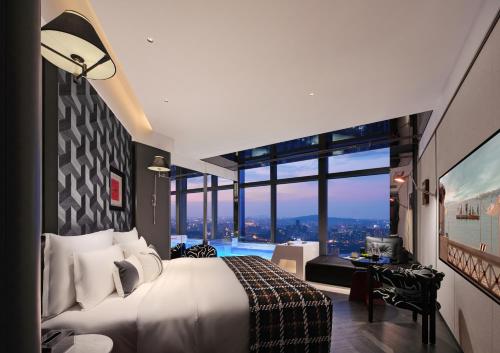 Cama o camas de una habitación en ISEYA Panoramic Hotel Changsha Wuyi Square Flagship
