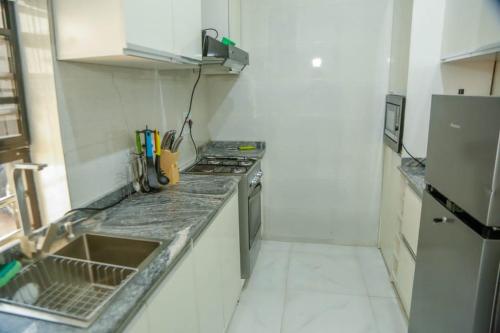 Η κουζίνα ή μικρή κουζίνα στο The Clifford Apartment Owerri