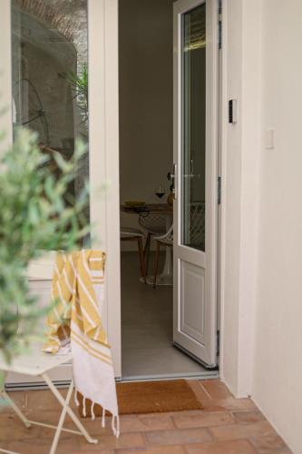 an open door leading to a patio with a table at Palazzo Ammicc in Bernalda