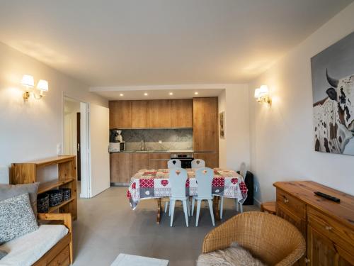 une cuisine et une salle à manger avec une table et des chaises dans l'établissement Chatel: Appt cosy 2 pièces 5 pers, près centre et remontées - FR-1-676-199, à Châtel