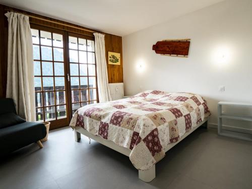 une chambre avec un lit et une grande fenêtre dans l'établissement Chatel: Appt cosy 2 pièces 5 pers, près centre et remontées - FR-1-676-199, à Châtel