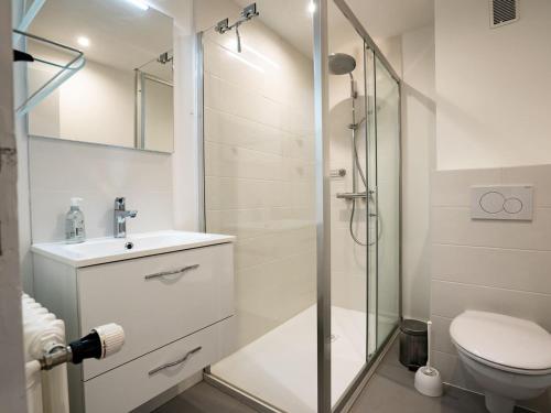 une salle de bain avec une douche, des toilettes et un lavabo dans l'établissement Chatel: Appt cosy 2 pièces 5 pers, près centre et remontées - FR-1-676-199, à Châtel