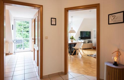 Heideidyll - Wohnung mit WLAN, Balkon, Grill & Garageにあるテレビまたはエンターテインメントセンター