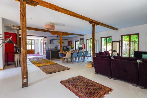 Posezení v ubytování Le Loft - grand écran - piscine - baby foot -