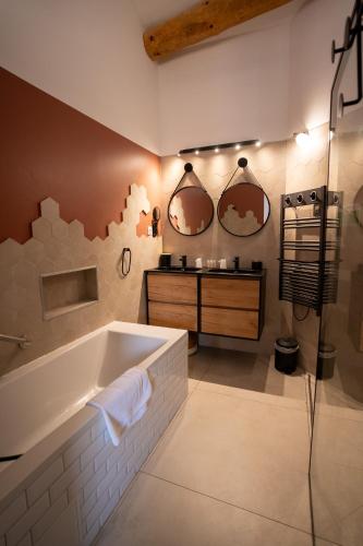 une salle de bain avec une baignoire et un lavabo dans l'établissement Hôtel d'Angleterre, Salon-de-Provence, à Salon-de-Provence