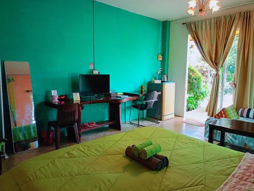 เตียงในห้องที่ Six Nature Resort
