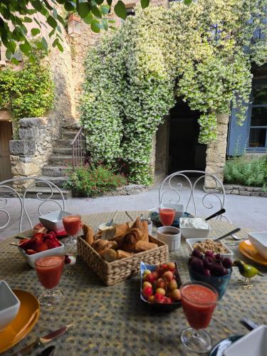 Une table avec un paquet de nourriture. dans l'établissement La Maison de Piolon, à Beaumont-du-Ventoux