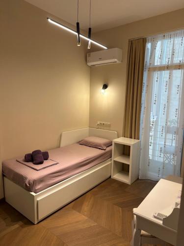 ソフィアにあるSofo houseの窓のある部屋にある小さなベッド