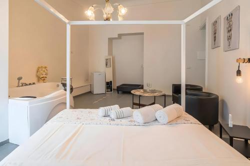 Una cama o camas en una habitación de Camera matrimoniale