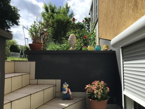 a small figurine sitting on the side of a building at Charmant in Pohlheim
