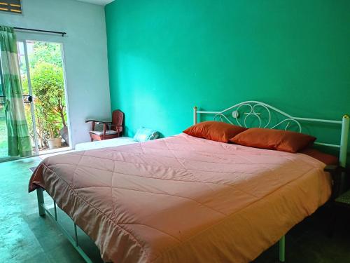 เตียงในห้องที่ Six Nature Resort