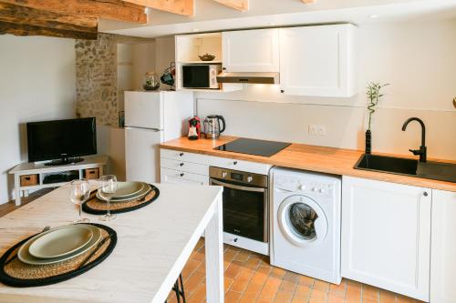 La cuisine est équipée de placards blancs et d'un lave-vaisselle. dans l'établissement La Margotte Fibre Terrasse, à Voiron