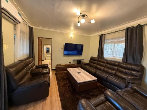 TV a/nebo společenská místnost v ubytování Muni Residences Ug