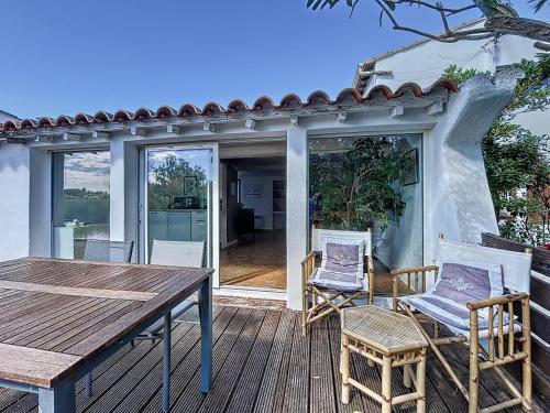 un patio avec une table et des chaises sur une terrasse dans l'établissement Mas des Colverts, à Saintes-Maries-de-la-Mer