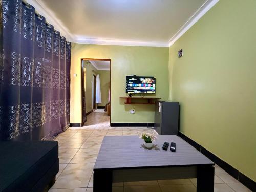 TV a/nebo společenská místnost v ubytování Muni Residences Ug