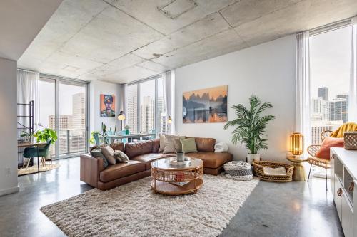 Гостиная зона в 2BR Centro Condo - Gym Pool & City Views