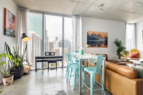 Гостиная зона в 2BR Centro Condo - Gym Pool & City Views
