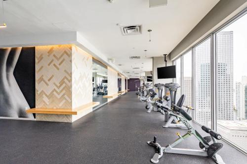Фитнес-центр и/или тренажеры в 2BR Centro Condo - Gym Pool & City Views
