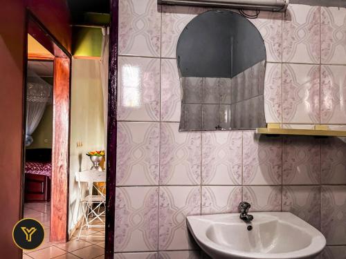 łazienka z umywalką i lustrem w obiekcie Appartement Bruno, 2 Chambres w mieście Jaunde
