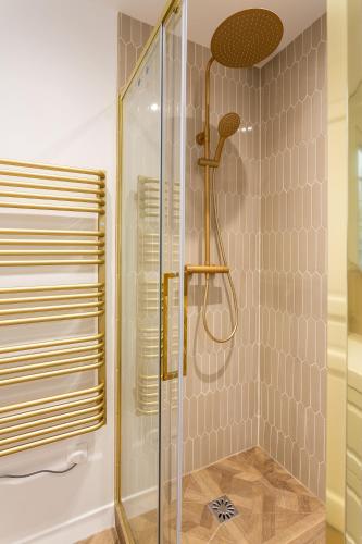 une douche avec une porte vitrée dans une salle de bain dans l'établissement Rive Gauche Light and Elegance, à Paris