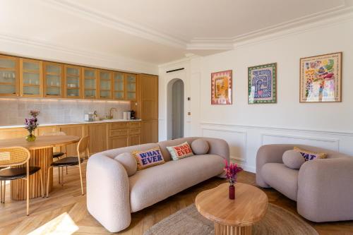 un salon avec un canapé et une table dans l'établissement Rive Gauche Light and Elegance, à Paris