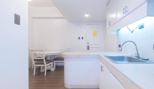 Η κουζίνα ή μικρή κουζίνα στο RedDoorz at MPT Suites