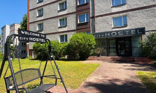 znak drogowy przed budynkiem w obiekcie City Hostel w Szczecinie