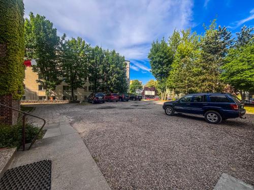 Un estacionamiento con un coche estacionado en él en City Hostel, en Szczecin
