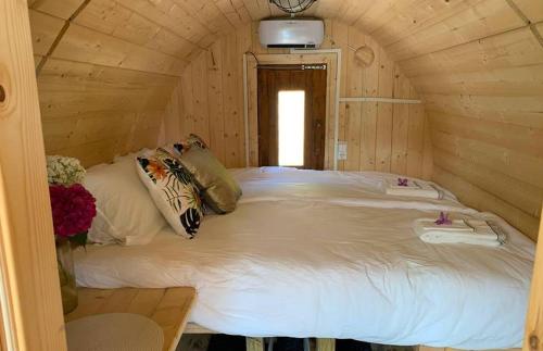 En eller flere senge i et værelse på Landgoed Vidaa