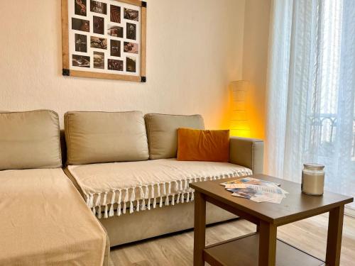 un salon avec un canapé et une table dans l'établissement Villa Coquette Plein centre, Proche plage, à Menton