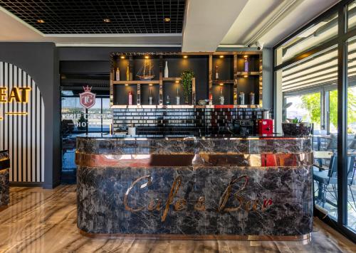 a bar in the lobby of a restaurant at The Great Airport Hotel in Arnavutköy