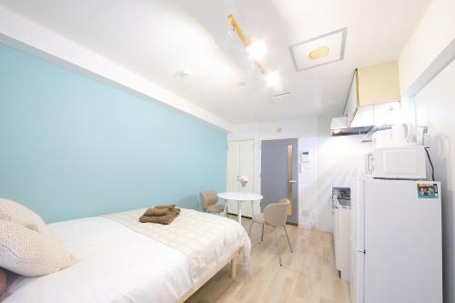 a room with a bed and a table in it at シティラデファンス - 2025年6月室内リニューアル in Sapporo