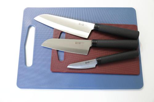 a knife sitting on top of a blue cutting board at シティラデファンス - 2025年6月室内リニューアル in Sapporo