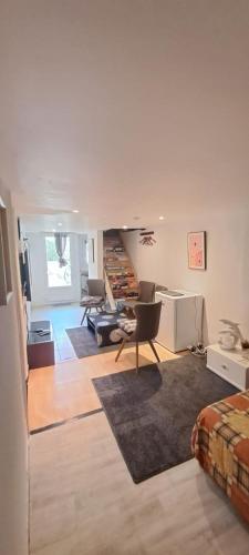 - un salon avec un bureau et une chaise dans l'établissement Studio indépendant - chambre privé confortable & tv canal plus, à Goussainville