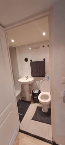 une salle de bain avec toilettes et lavabo dans l'établissement Studio indépendant - chambre privé confortable & tv canal plus, à Goussainville