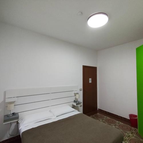 Postel nebo postele na pokoji v ubytování ESSENTIAL ROOM & PARKING in Centro Città con Parcheggio Privato e WIFI