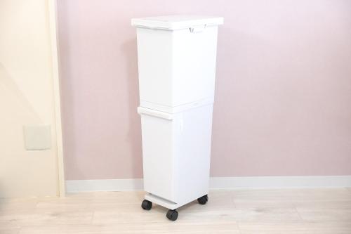 a white cart with wheels sitting on a floor at シティラデファンス - 2025年6月室内リニューアル in Sapporo