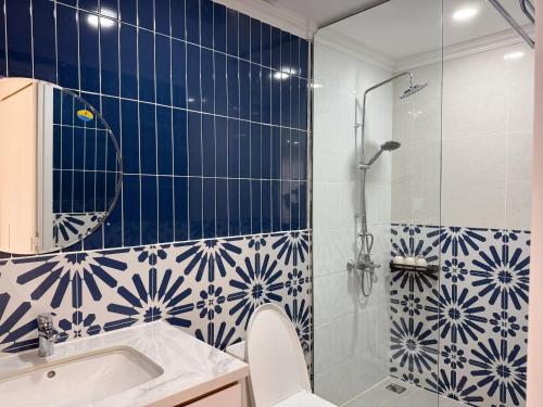 un bagno con doccia, WC e lavandino di Sunshine house Phú Quốc - big apartment firework a Phu Quoc