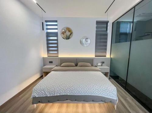 Postel nebo postele na pokoji v ubytování Yunqi Canghai Yunyin Secret Realm Jianbai Art Designer Travel and Vacation Beautiful Homestay Erhai Store