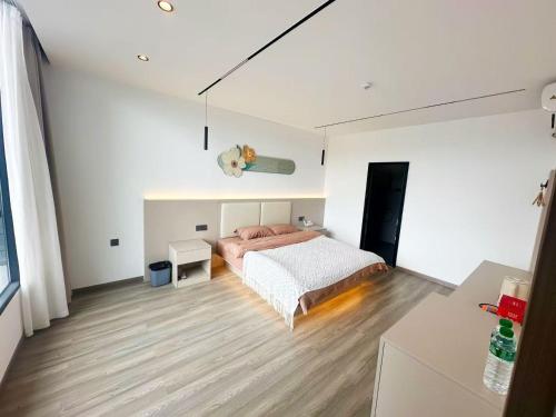 Postel nebo postele na pokoji v ubytování Yunqi Canghai Yunyin Secret Realm Jianbai Art Designer Travel and Vacation Beautiful Homestay Erhai Store