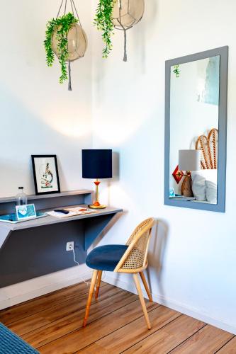 a desk and a chair in a room at Hotel Bethanien in Langeoog