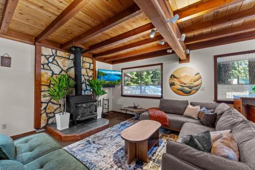 a living room with a couch and a fireplace at Lewis Ave Lodge in Tahoma