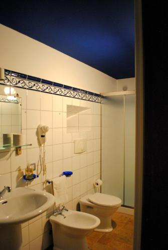 a bathroom with a sink and a toilet at Camera del Condottiero in Mercatello sul Metauro