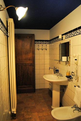 a bathroom with a sink and a toilet at Camera del Condottiero in Mercatello sul Metauro