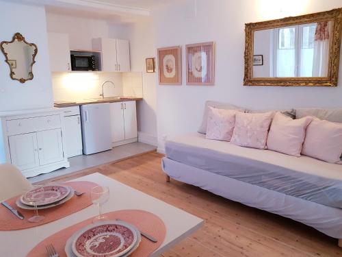 un salon avec un canapé et une table dans l'établissement VILLA-AUDEMER 